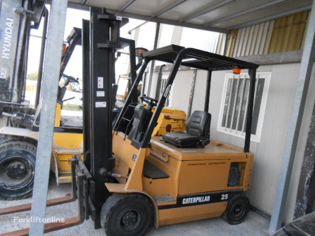 Caterpillar EP25 electric forklift