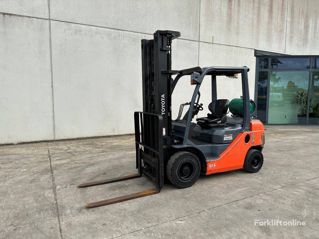 Toyota 02-8FGF25 gas forklift
