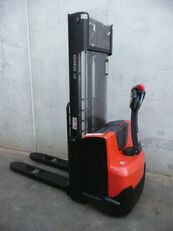 BT SWE 100 pallet stacker