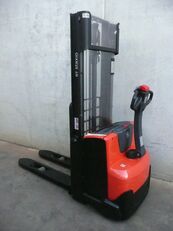 BT SWE 100 pallet stacker